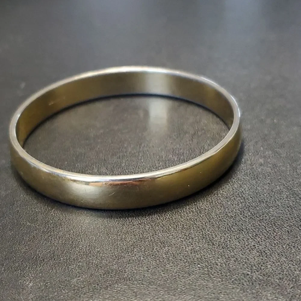 Monet gold tone bangle bracelet 7.75